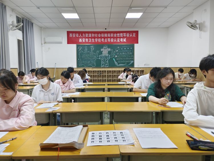 西安市卫生学校顺利举办2023年教育部“1+X” 职业技能等级考试及人社局养老护理员等级考试(图7)