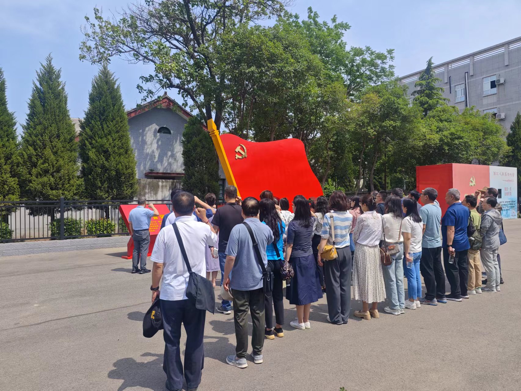 西安市卫生学校赴西北人民革命大学旧址开展党纪学习教育(图2)